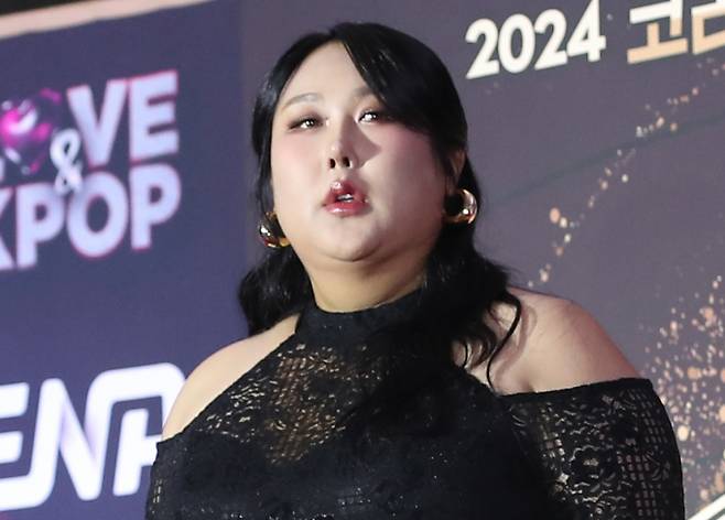 웹예능 '또간집'에서 맛집 선정 기준을 어긴 사례가 포착됐다. 사진은 지난해 11월 인천 한 공연장에서 열린 '제1회 코리아 그랜드 뮤직 어워즈'(2024 KGMA) 레드카펫 행사에 참석한 방송인 풍자. /사진=뉴스1