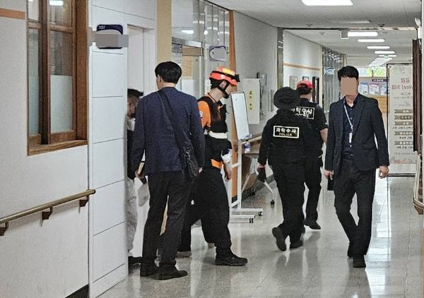 충북 청주 한 고등학교에서 학생이 흉기를 휘둘러 6명이 부상을 입었다. 사진은 28일 오전 8시36분쯤 충북 청주 한 고등학교에서 학생이 흉기를 휘두른 사건과 관련해 경찰 등이 현장 감식을 벌이는 모습. /사진=뉴스1