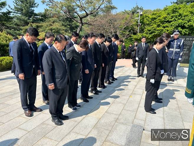 이 후보는 당초 일정에 없던 포스코 초대 회장이자 제32대 국무총리를 지낸 고(故) 박태준 전 총리의 묘역도 방문했다. 사진은 이재명 대선 후보가 28일 오전 김영삼 전 대통력 묘역에 방문해 참배하는 모습. /사진=김성아 기자
