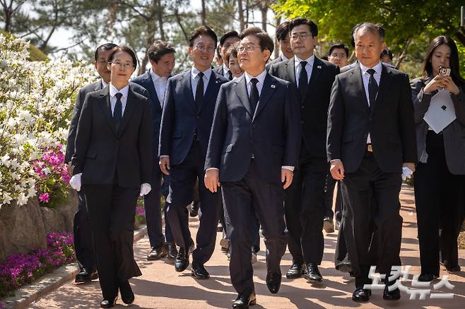 더불어민주당 이재명 대선 후보가 28일 오전 서울 동작구 국립서울현충원 김영삼 전 대통령 묘역을 찾아 참배를 마친 후 이동하고 있다. 윤창원 기자