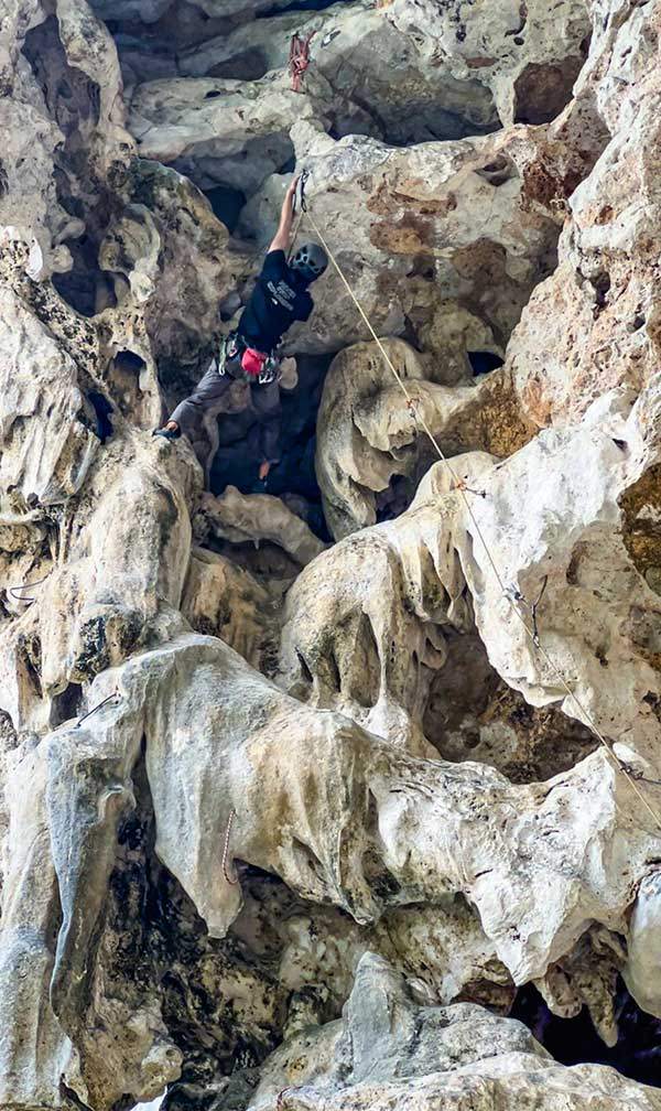 등반을 마치고 퀵드로(로프를 연결해 추락에 대비하는 카라비너)를 회수하는 진욱.