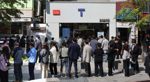 SK텔레콤이 유심 무료교체 서비스를 시작한 28일 서울 중구 SK텔레콤 대리점 앞에 시민들이 유심 교체를 위해 줄을 서 있다. 2025.4.28 홍윤기 기자