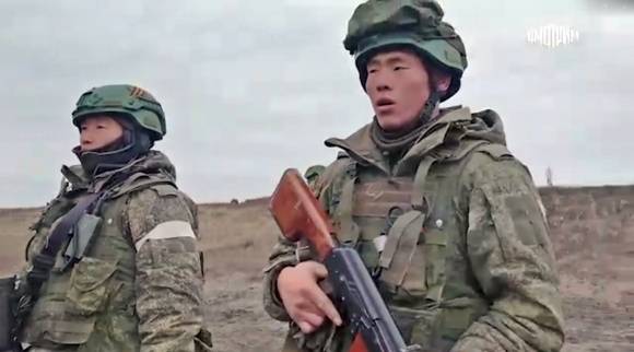 러시아와 북한이 북한군 파병을 공식 인정한 가운데, 러시아 국방부가 서부 쿠르스크에서 전투 훈련 중인 북한군 영상을 공개했다고 베스티 등 러시아 언론이 28일(현지시간) 보도했다. 사진은 영상 일부. 2025.4.28 텔레그램