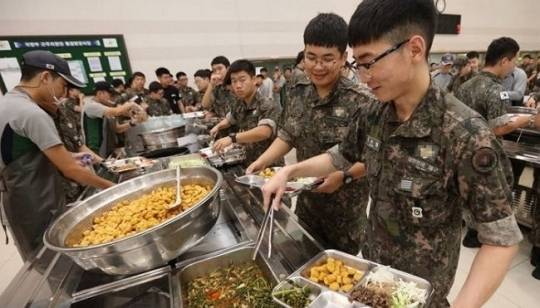 장병들의 급식 장면. 연합뉴스