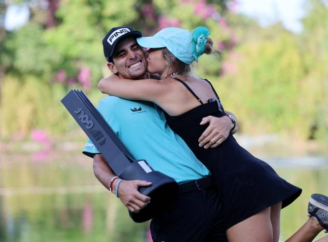 호아킨 니만(왼쪽)과 그의 아내가 포옹으로 우승의 기쁨을 함께 나누고 있다. 로이터연합뉴스