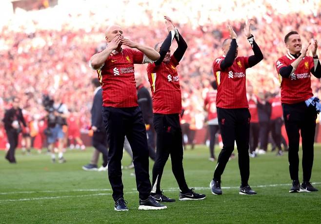 리버풀 아르네 슬롯 감독(왼쪽)이 28일(한국시간) 토트넘과 EPL 34라운드 홈경기를 5-1로 이겨 우승을 확정한 뒤 팬들과 기쁨을 나누고 있다. 사진출처|리버풀 홈페이지