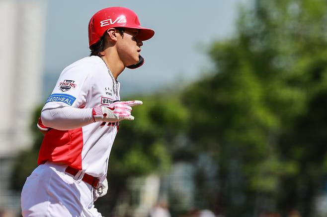 KIA 김도영이 26일 광주 LG전 3회말 홈런을 치고 베이스를 돌고 있다. KIA 타이거즈 제공