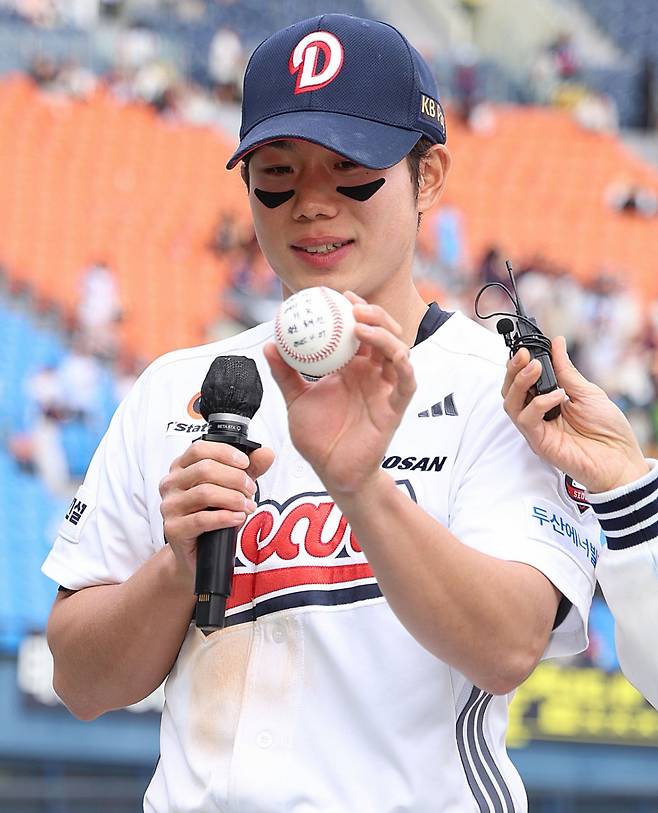 두산 베어스 오명진이 27일 경기 후 자신의 데뷔 첫 홈런볼을 든 채 기뻐하고 있다. /사진=두산 베어스 제공