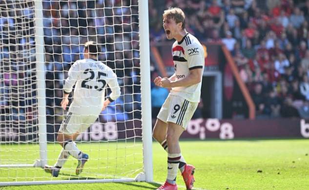 라스무스 호일룬이 경기 막판 동점골을 넣고 포효하고 있다. /사진=맨유 공식 SNS 갈무리