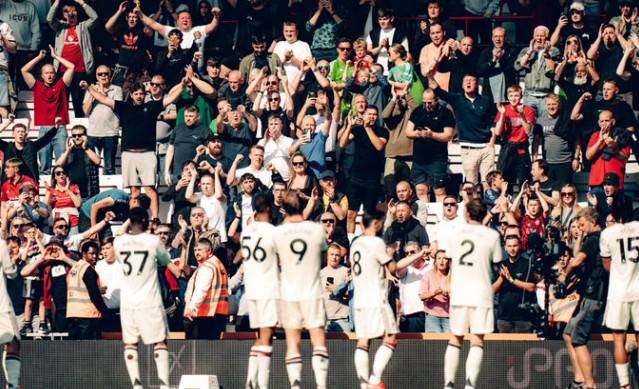 팬들에게 인사하는 맨유 선수들. /사진=맨유 공식 SNS 갈무리