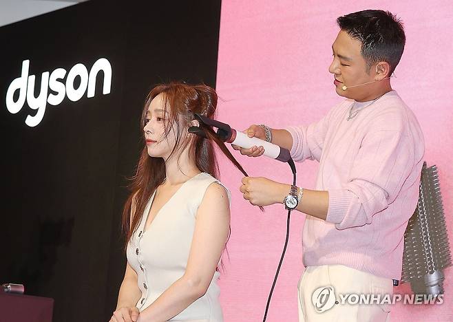 다이슨, 신제품 '에어랩 코안다 2x' 시연 (서울=연합뉴스) 이재희 기자 = 28일 서울 성동구 XYZ서울에서 열린 다이슨 프레스 기술 소개 행사에서 김선우 다이슨 스타일링 앰배서더가 신제품 '에어랩 코안다 2x 멀티 스타일러 앤 드라이어'로 헤어 스타일링 시연을 하고 있다. 2025.4.28 scape@yna.co.kr