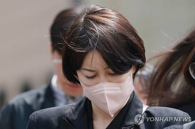 1심서 벌금형 선고받은 문다혜 씨 (서울=연합뉴스) 신현우 기자 = 음주운전과 불법 숙박업 혐의로 기소된 문재인 전 대통령의 딸 다혜 씨가 17일 서울 마포구 서울서부지방법원에서 열린 1심 선고 공판을 마친 뒤 차량으로 이동하고 있다.
문씨는 이날 벌금 1천500만원을 선고받았다. 2025.4.17 nowwego@yna.co.kr