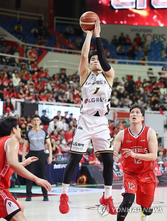 '정확하게' (울산=연합뉴스) 김용태 기자 = 28일 울산 동천체육관에서 열린 2024-2025 KCC 프로농구 4강 플레이오프 울산 현대모비스와 창원 LG의 3차전에서 LG 유기상이 슛하고 있다. 2025.4.28 yongtae@yna.co.kr