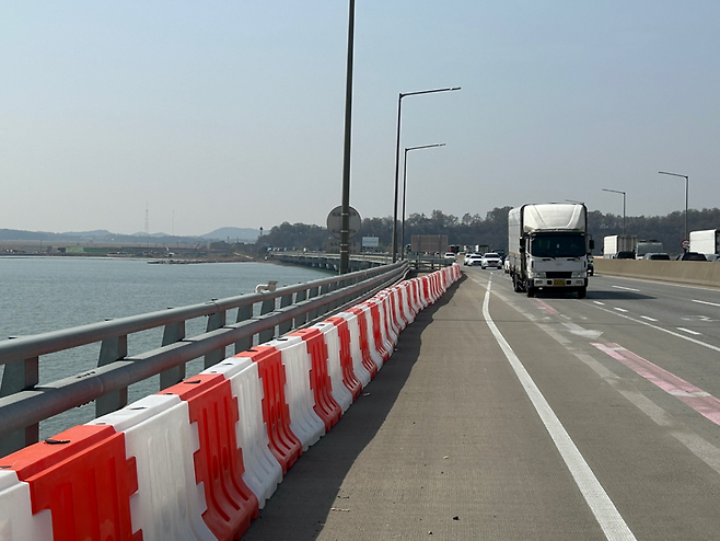 ▲ 시화대교 투신 예방 PE 방호벽 설치. /사진제공=안산소방서