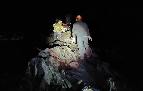 29일 0시50분께 서귀포시 중문관광단지 인근 해안가 갯바위에서 A씨가 고립됐다는 신고가 접수됐다. 사진 제공=제주소방안전본부