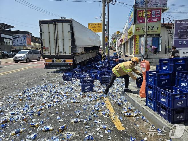 29일 오후 12시 16분쯤 광주 북구 양산동 우체국사거리에서 맥주 300박스가 쏟아져 소방당국이 수습하고 있다.(광주 북부소방 제공. 재판매 및 DB 금지)