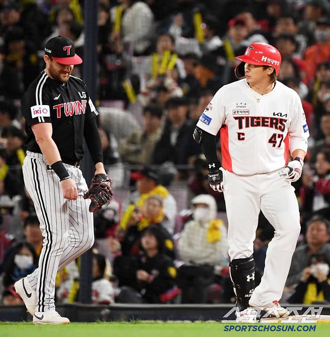 나성범이 노려보자 멋쩍은 표정 짓는 장난기 많은 오스틴.