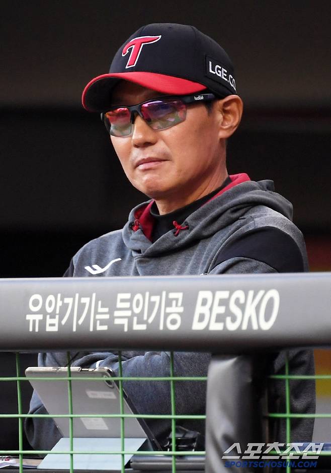 25일 광주 기아챔피언스필드에서 열린 KIA 타이거즈와 LG 트윈스의 경기. 염경엽 감독이 생각에 잠겨 있다. 광주=박재만 기자 pjm@sportschosun.com/2025.04.25/
