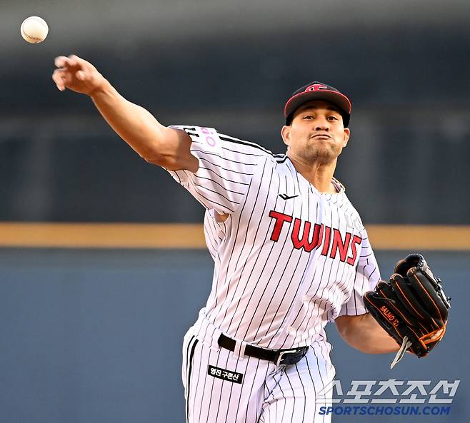 24일 잠실야구장에서 열린 NC와 LG의 경기, LG 선발투수 치리노스가 역투하고 있다. 잠실=허상욱 기자wook@sportschosun.com/2025.04.24/