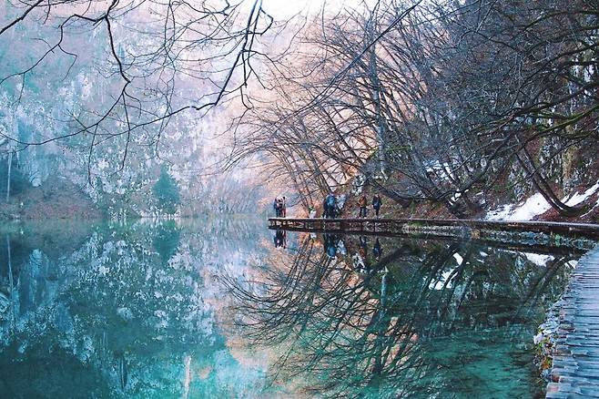 숲과 어우러진 잔잔한 호수나 강변을 따라 걸어보라. 그리고 사색을 하지 말고 자연을 느껴라. 마음은 저절로 쉬게 된다. /셔터스톡