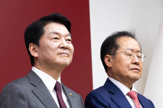 제21대 대통령후보자 국민의힘 3차 경선 진출에서 탈락한 안철수, 홍준표 후보가 29일 오후 서울 여의도 국민의힘 중앙당사에서 진출자들의 소감을 듣고 있다./뉴스1