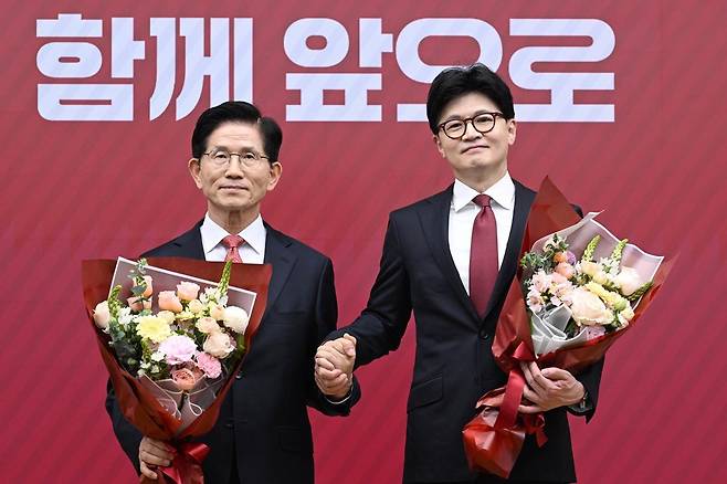 29일 서울 여의도 국민의힘 당사에서 열린 제21대 대통령 후보자 국민의힘 3차 경선 진출자 발표 행사에서 3차 경선에 진출한 김문수 후보와 한동훈 후보가 기념촬영을 하고 있다. 국회사진취재단