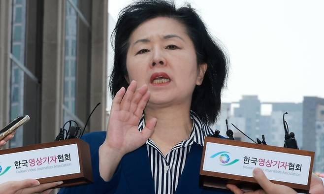 윤석열 전 대통령 부부의 공천 개입 의혹에 연루된 김영선 전 국민의힘 의원이 29일 오전 서울 서초구 서울고등검찰청에 출석하며 기자들의 질문에 답하고 있다. 김혜윤 기자 unique@hani.co.kr