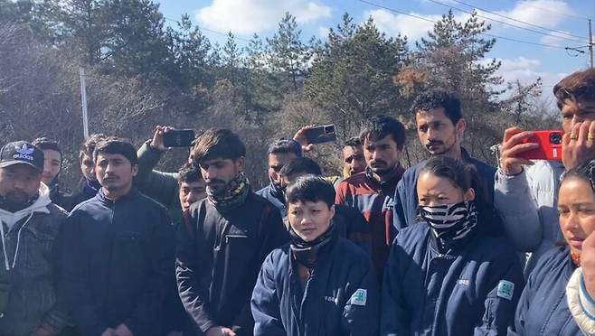 2월24일 전남 영암의 ㅇ축산 사업주가 분노한 노동자들에게 ’여러분들 뜻 알았다. 이직할 수 있게 하겠다’고 밝히자 피해 노동자들이 이를 영상으로 찍고 있다. 이주노동자노동조합 제공