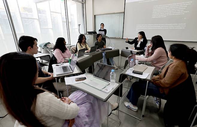 2025년 3월19일 서울 서대문구 이화여대에서 학생들과 인공지능으로 설정한 미래의 20대 이시연이 토론하고 있다. 이종근 선임기자