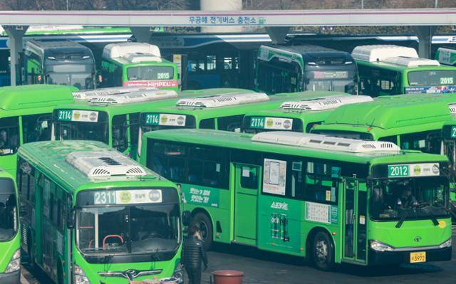 소액 횡령으로 해고된 버스기사들은 이후 생계에 위협을 받았다. 서울시내 한 버스 종점에 시내버스들이 모여있다. 사진은 기사와 직접 연관이 없음. 연합뉴스