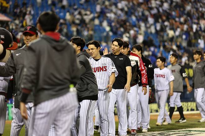 <yonhap photo-5611="">(서울=연합뉴스) 윤동진 기자 = 16일 잠실야구장에서 열린 2025 KBO리그 삼성 라이온즈 대 LG 트윈스 경기. 12 대 2로 승리한 LG 선수들이 기뻐하고 있다. 2025.4.16 mon@yna.co.kr/2025-04-16 21:22:38/ <저작권자 ⓒ 1980-2025 ㈜연합뉴스. 무단 전재 재배포 금지, AI 학습 및 활용 금지></yonhap>