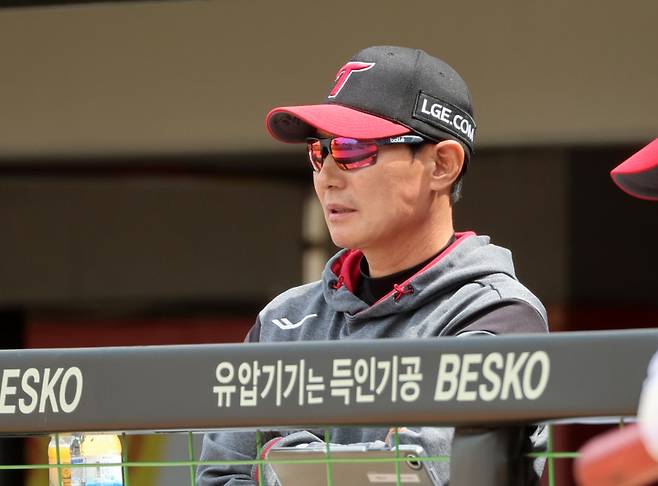 <yonhap photo-4746="">(광주=연합뉴스) 조남수 기자 = 27일 광주기아챔피언스필드에서 열린 프로야구 LG 트윈스와 KIA 타이거즈의 경기. LG 염경엽 감독이 1회초 공격을 지켜보고 있다. 2025.4.27 iso64@yna.co.kr/2025-04-27 14:34:44/ <저작권자 ⓒ 1980-2025 ㈜연합뉴스. 무단 전재 재배포 금지, AI 학습 및 활용 금지></yonhap>