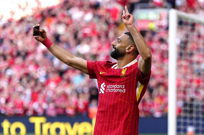 모하메드 살라가 홈 팬들과 셀피를 찍는 모습. 사진=AP 연합뉴스