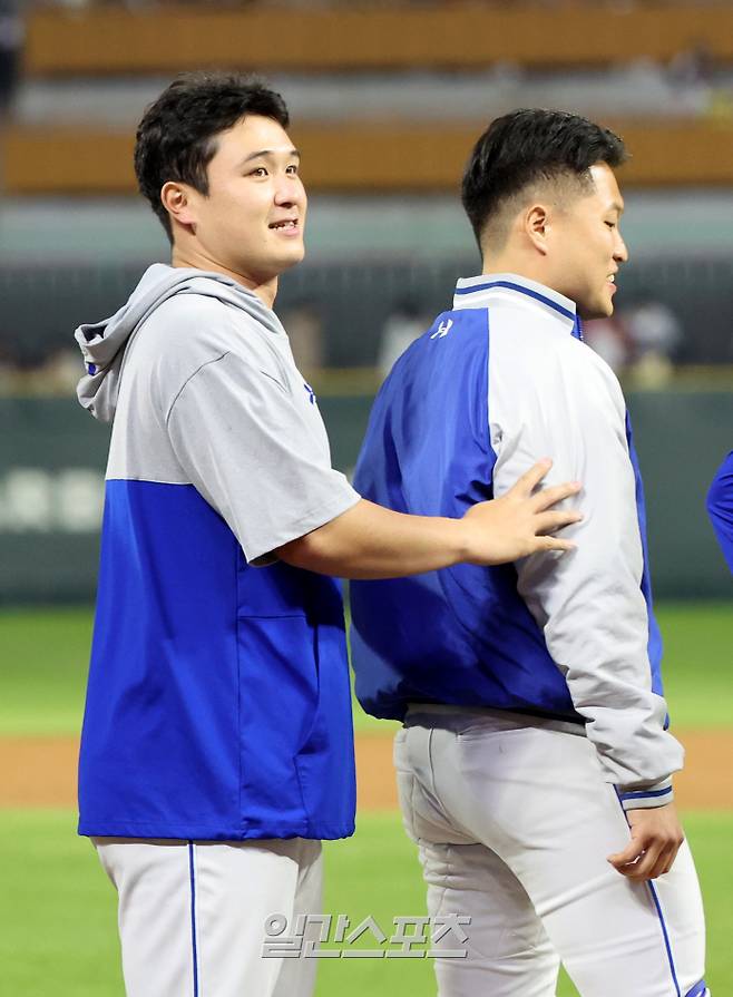 2025 KBO리그 프로야구 SSG랜더스와 삼성라이온즈의 경기가 29일 오후 인천SSG랜더스필드에서 열렸다. 3대 1로 승리, 6연승을 거둔 삼성 최원태 등 선수들이 자축하고 있다. 인천=김민규 기자 /2025.04.29/