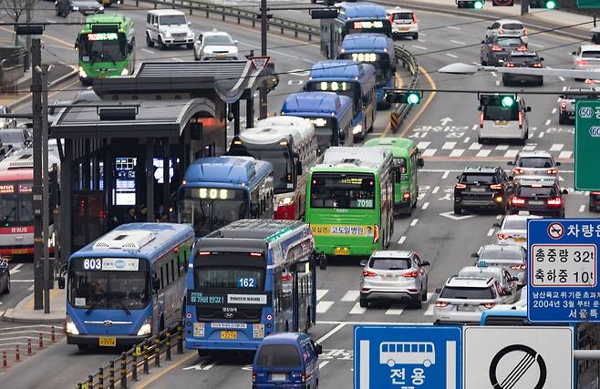 대법의 통상임금 판결 여파로 서울 등 전국의 시내버스 업계에 비상이 걸렸다. 뉴스1