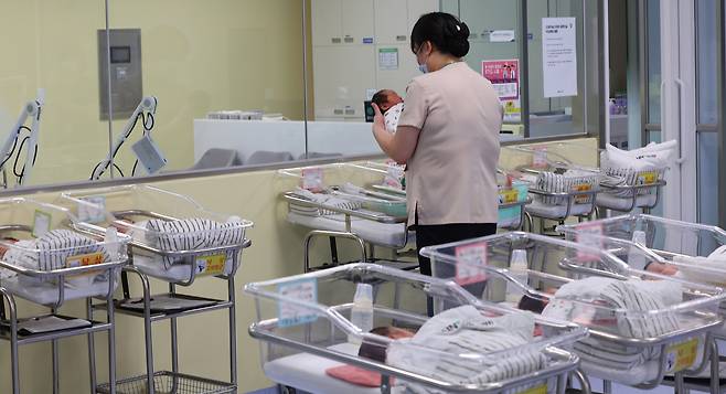지난 2월 인천의 한 병원 의료진이 신생아를 보살피고 있다. 연합뉴스