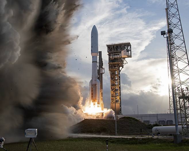 아마존 ‘프로젝트 카이퍼’에 활용될 위성을 실은 로켓이 28일(현지시간) 미국 케이프커내버럴 우주군 기지에서 발사되고 있다. AP연합뉴스