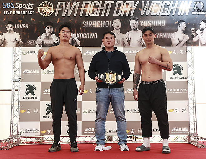 왼쪽부터 2025년 4월 경기도 가평군 청평가족호텔 계체 후 도전자 김태광, FW1 프로모션 최완일 대표, KBM 헤비급 챔피언 김정현. 사진=FINAL FLASH 박종혁 기자