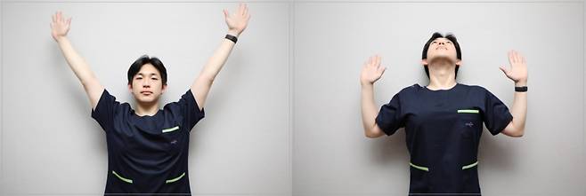 일명 '하늘보기' 스트레칭 방법. 우선 허리를 펴고 앉거나 서서 어깨와 가슴을 활짝 펴고, 양팔을 Y자로 들었다가 천천히 팔을 내려 W자 모양을 만들어준다(사진 왼쪽). 날개뼈라고 불리는 견갑골을 모아주고 턱을 올려 위를 본다. 이 자세를 5~10초 정도 유지한다./사진=힘찬병원