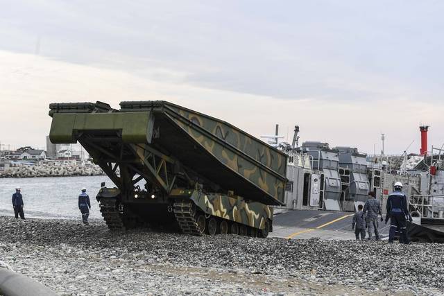 28일 경북 포항 독석리 해안에서 진행된 해군 해병대 합동상륙훈련에 교량전차가 해안으로 상륙하고 있다.해병대 제공