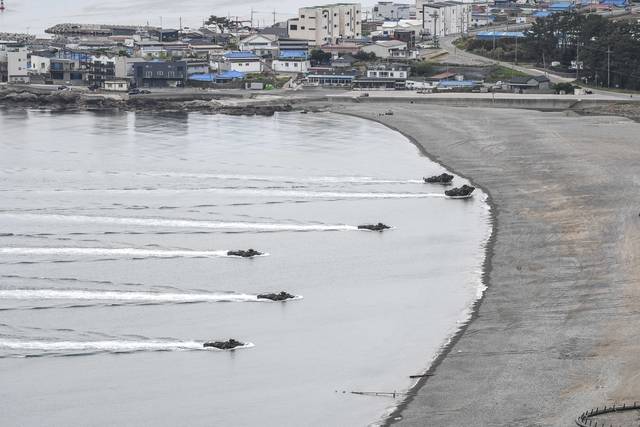 합동상륙훈련. 28일 해군 해병대 합동상륙훈련에 상륙돌격장갑차(KAAV)가 해상돌격을 실시하고 있다. 해병대 제공