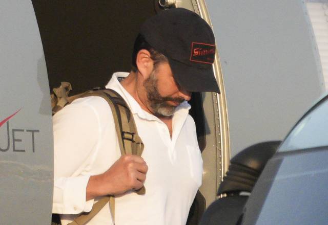 도널드 트럼프 미국 대통령의 장남 트럼프 주니어가 29일 서울 강서구 김포공항에 도착해 전용기에서 내리고 있다. 공항사진기자단