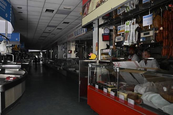 대규모 정전 발생한 28일(현지시간) 스페인 한 지역의 시장에 불이 꺼진 모습. 연합뉴스