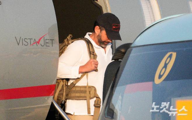 도널드 트럼프 미국 대통령의 장남 트럼프 주니어가 29일 오후 서울 강서구 서울김포비즈니스항공센터를 통해 입국하고 있다. 황진환 기자