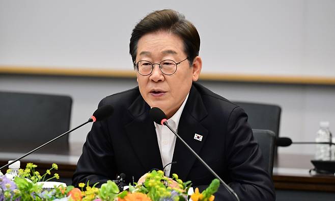 이재명 더불어민주당 제21대 대통령 선거 후보가 28일 경기도 이천시 SK하이닉스 이천캠퍼스에서 열린 'K-반도체' AI메모리반도체 기업 간담회에 참석해 발언을 하고 있다. 뉴시스