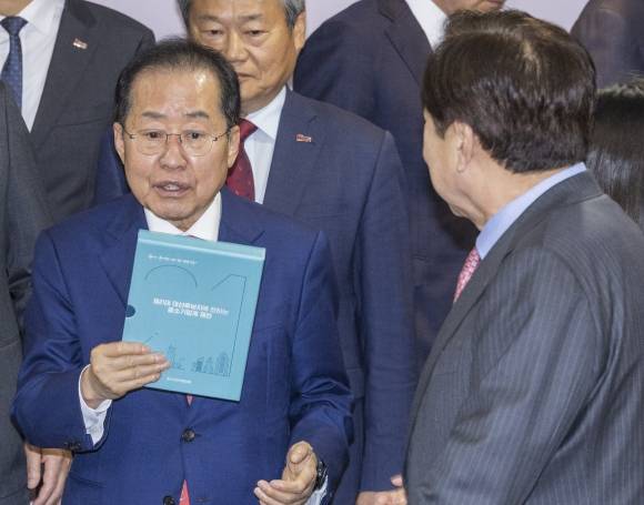 막판 총력전 - 홍준표 후보가 서울 영등포구 여의도 중소기업중앙회를 방문해 중소기업들의 건의 사항이 담긴 제언서를 전달받은 뒤 자리로 이동하고 있다. 연합뉴스