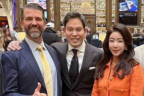 정용진(가운데) 신세계그룹 회장과 부인 한지희 여사가 지난 1월 18일(현지시간) 미국 워싱턴DC에서 트럼프 주니어(왼쪽)를 만나고 있다. 신세계그룹 제공