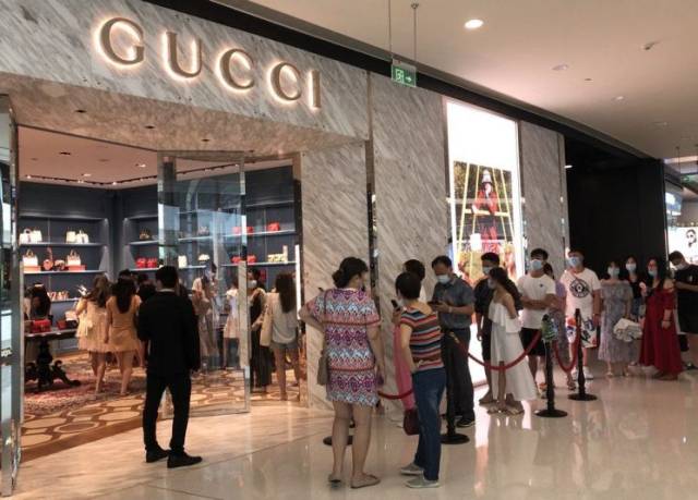 중국의 한 명품 매장 앞에서 고객들이 대기하고 있다. 연합뉴스