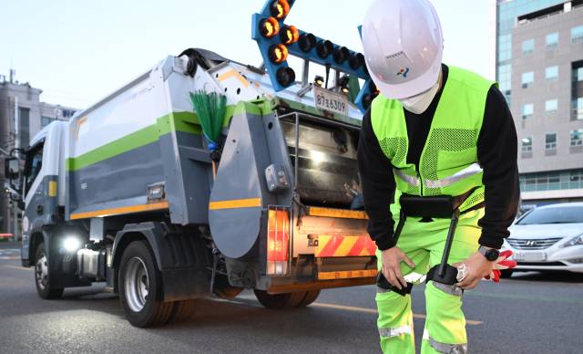 황동건 서울경제신문 기자가 이달 28일 새벽 서울 구로구청에서 ‘근력 증강 착용형 로봇’을 착용하고 있다. 구로구는 환경미화원의 근골격계 질환 예방을 위해 무게 1.6㎏으로 설계된 이 장비를 도입했다. 오승현 기자