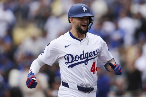 LA 다저스 앤디 파헤스가 28일 피츠버그전에서 5회말 홈런을 치고 들어온 뒤 기뻐하고 있다. AP연합뉴스